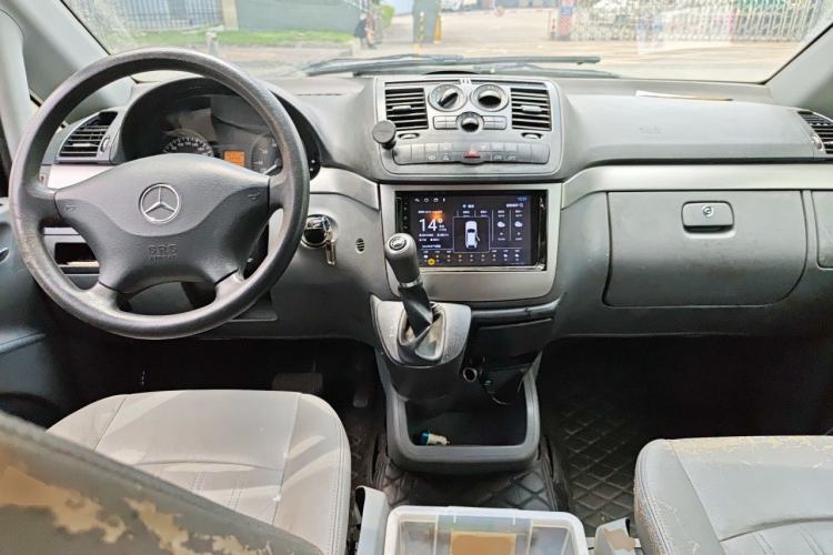 Used Mercedes-Benz Vito 2011 2.5L 7-seater executive version Center Console