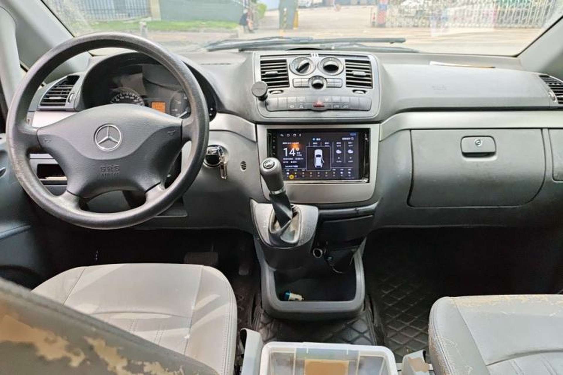 Used Mercedes-Benz Vito 2011 2.5L 7-seater executive version Center Console