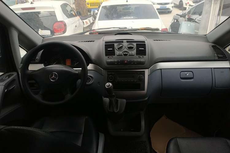 Used Mercedes-Benz Vito 2011 2.5L 7-seater executive version Center Console