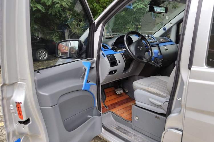 Used Mercedes-Benz Vito 2011 2.5L 7-seater executive version Driver Seat