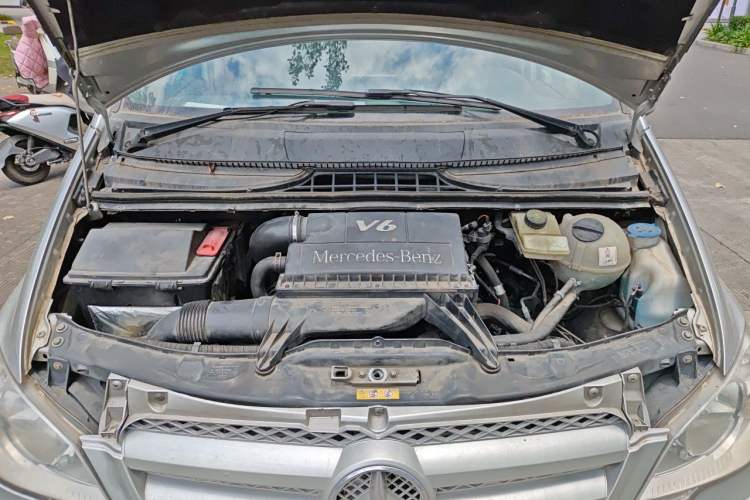 Used Mercedes-Benz Vito 2011 2.5L 7-seater executive version Engine Bay