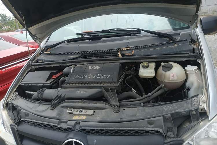 Used Mercedes-Benz Vito 2011 2.5L 7-seater executive version Engine Bay