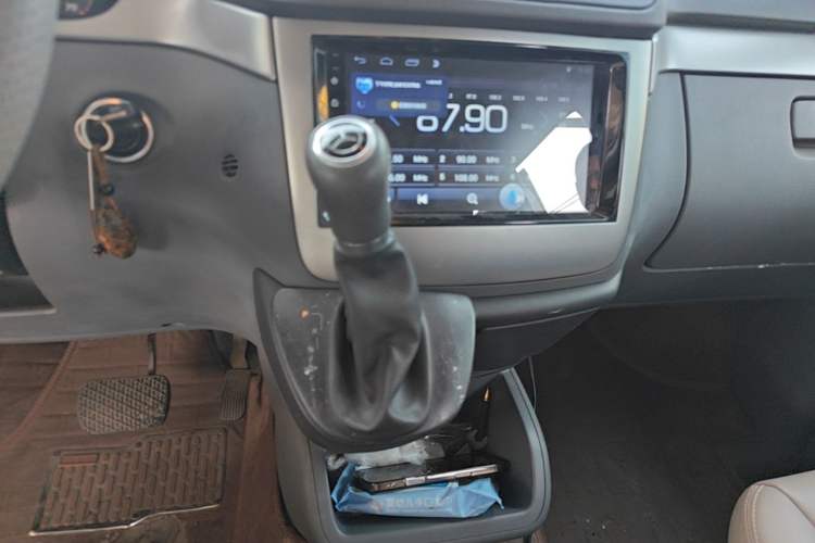 Used Mercedes-Benz Vito 2011 2.5L 7-seater executive version Gear Lever