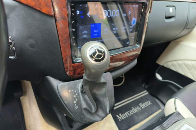 Used Mercedes-Benz Vito 2011 2.5L 7-seater executive version Gear Lever