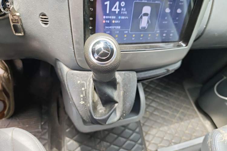Used Mercedes-Benz Vito 2011 2.5L 7-seater executive version Gear Lever