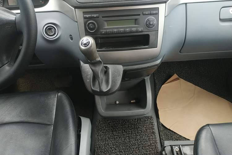 Used Mercedes-Benz Vito 2011 2.5L 7-seater executive version Gear Lever