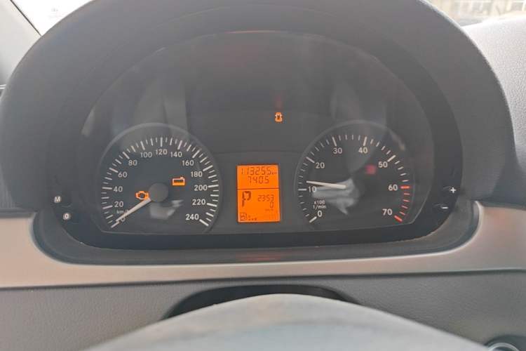 Used Mercedes-Benz Vito 2011 2.5L 7-seater executive version Instrument Cluster