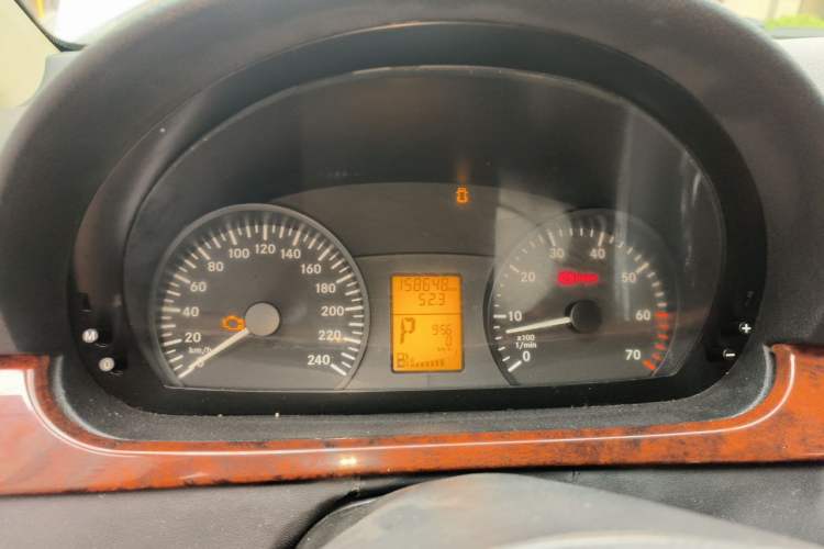 Used Mercedes-Benz Vito 2011 2.5L 7-seater executive version Instrument Cluster
