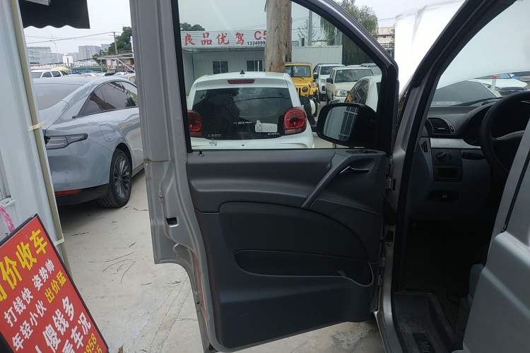 Used Mercedes-Benz Vito 2011 2.5L 7-seater executive version Left Front Door Interior