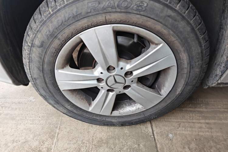 Used Mercedes-Benz Vito 2011 2.5L 7-seater executive version Left Front Wheel Hub