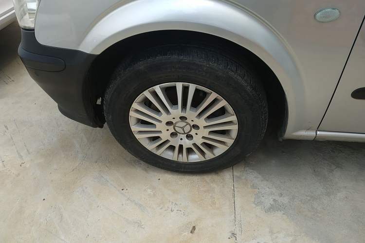 Used Mercedes-Benz Vito 2011 2.5L 7-seater executive version Left Front Wheel Hub