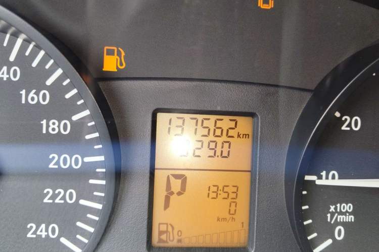 Used Mercedes-Benz Vito 2011 2.5L 7-seater executive version Odometer Close Up