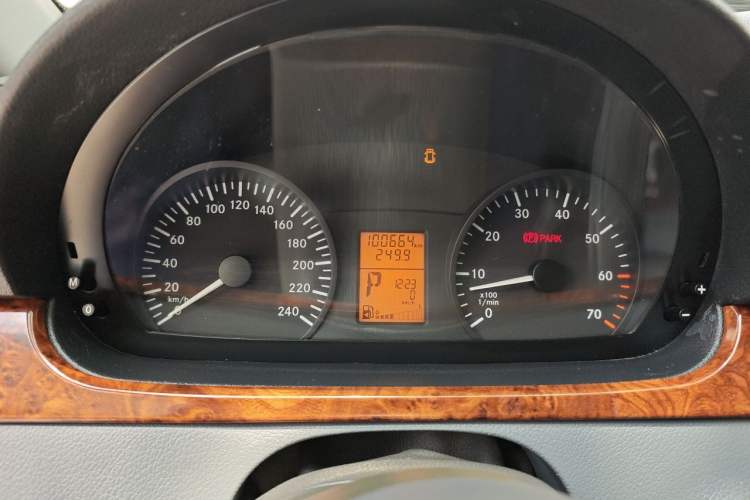 Used Mercedes-Benz Vito 2011 2.5L Elite Edition Odometer Close Up