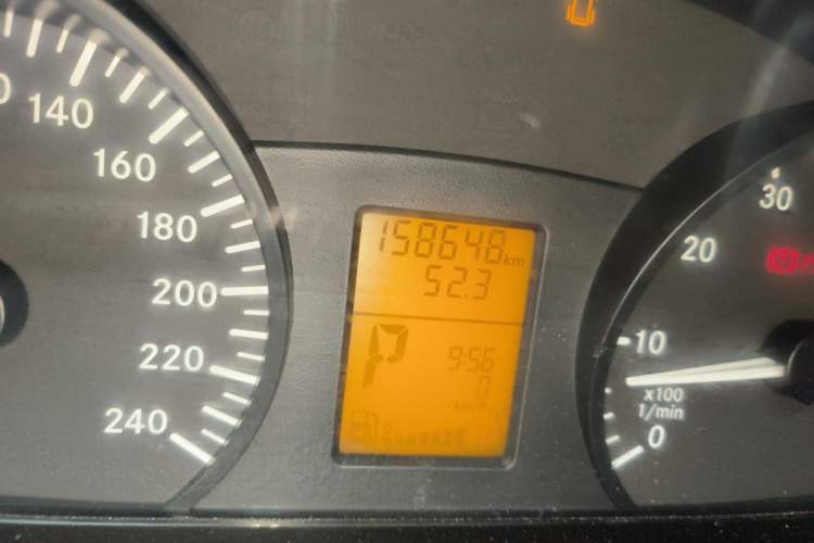 Used Mercedes-Benz Vito 2011 2.5L 7-seater executive version Odometer Close Up