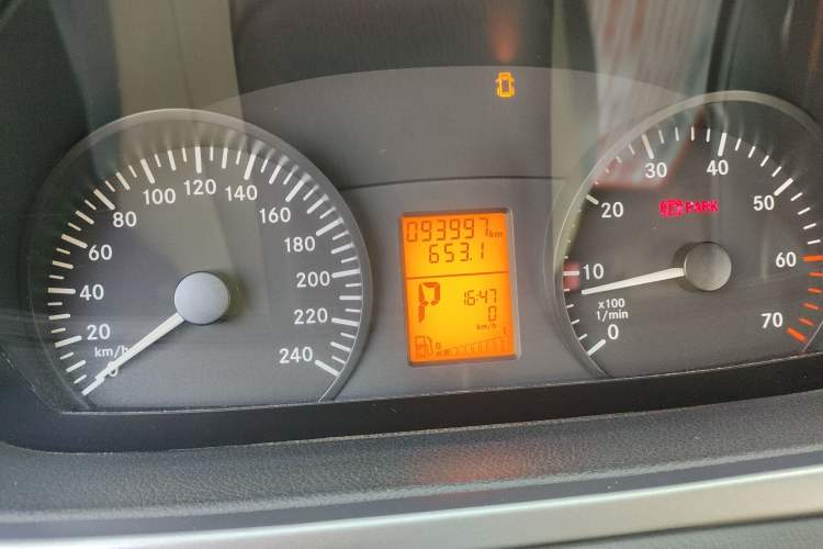 Used Mercedes-Benz Vito 2011 2.5L Elite Edition Odometer Close Up