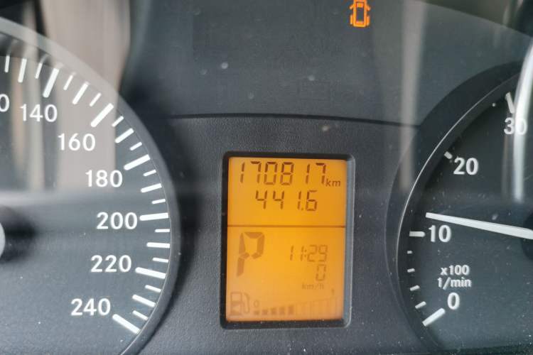 Used Mercedes-Benz Vito 2011 2.5L Elite Edition Odometer Close Up