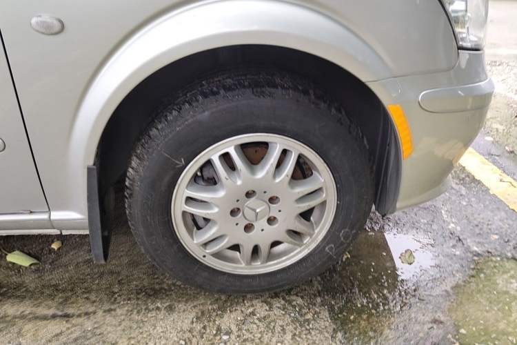 Used Mercedes-Benz Vito 2011 2.5L 7-seater executive version Right Front Wheel Hub