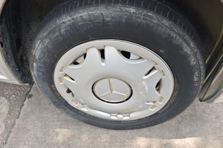 Used Mercedes-Benz Vito 2011 2.5L Elite Edition Right Front Wheel Hub