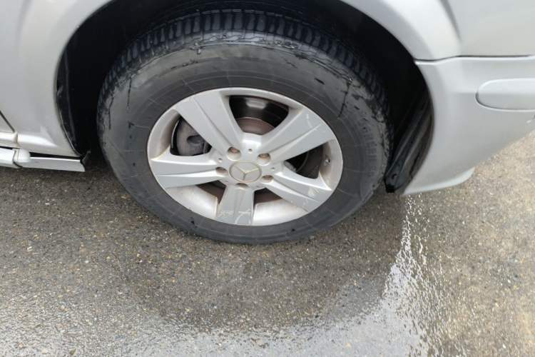 Used Mercedes-Benz Vito 2011 2.5L 7-seater executive version Right Front Wheel Hub