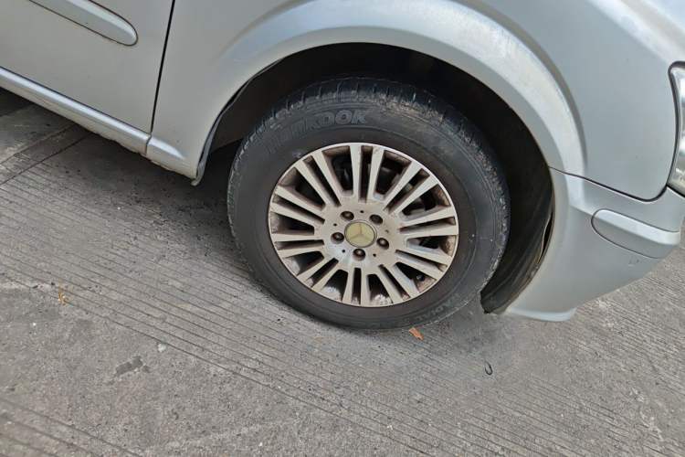 Used Mercedes-Benz Vito 2011 2.5L 7-seater executive version Right Front Wheel Hub