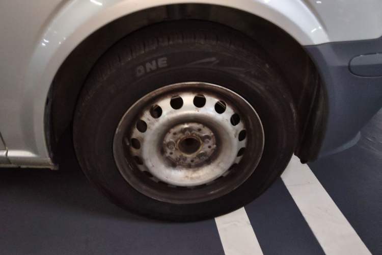 Used Mercedes-Benz Vito 2011 2.5L Elite Edition Right Front Wheel Hub