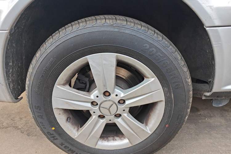 Used Mercedes-Benz Vito 2011 2.5L 7-seater executive version Right Rear Wheel Hub