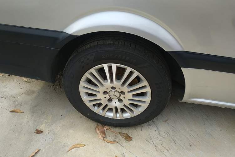 Used Mercedes-Benz Vito 2011 2.5L 7-seater executive version Right Rear Wheel Hub