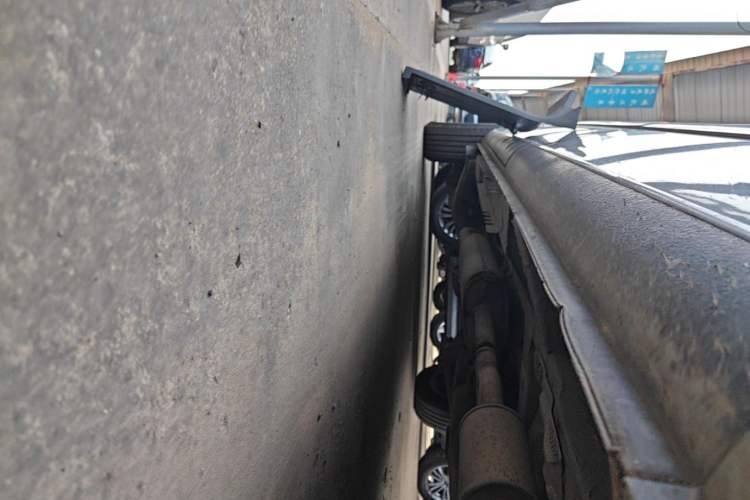 Used Mercedes-Benz Vito 2011 2.5L 7-seater executive version Right Side Sill