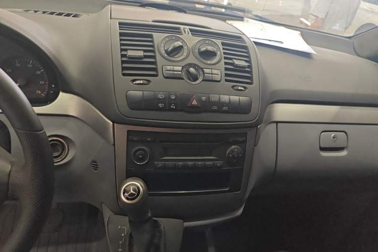 Used Mercedes-Benz Vito 2011 2.5L 7-seater executive version Audio And AC Panel