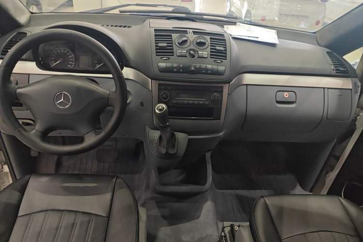 Used Mercedes-Benz Vito 2011 2.5L 7-seater executive version Center Console