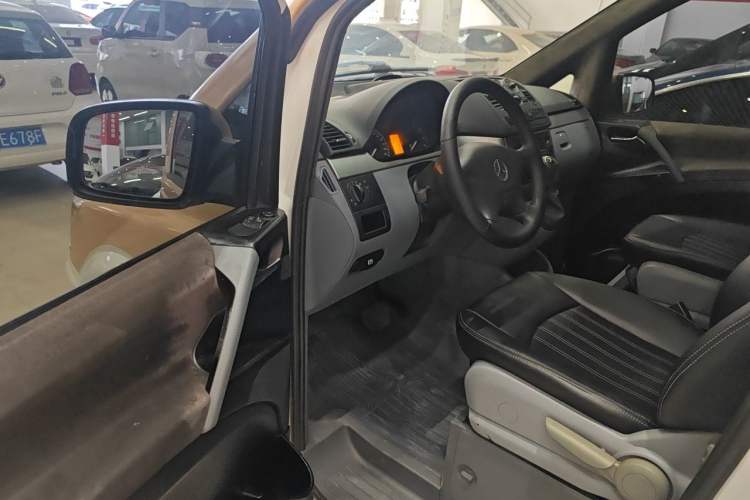 Used Mercedes-Benz Vito 2011 2.5L 7-seater executive version Driver Seat