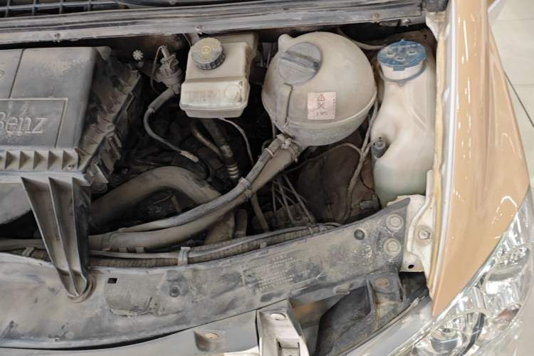 Used Mercedes-Benz Vito 2011 2.5L 7-seater executive version Engine Bay Left