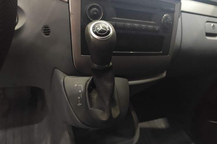 Used Mercedes-Benz Vito 2011 2.5L 7-seater executive version Gear Lever