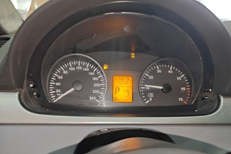 Used Mercedes-Benz Vito 2011 2.5L 7-seater executive version Odometer Close Up