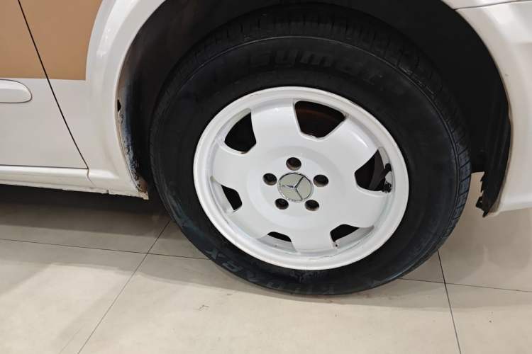 Used Mercedes-Benz Vito 2011 2.5L 7-seater executive version Right Front Wheel Hub