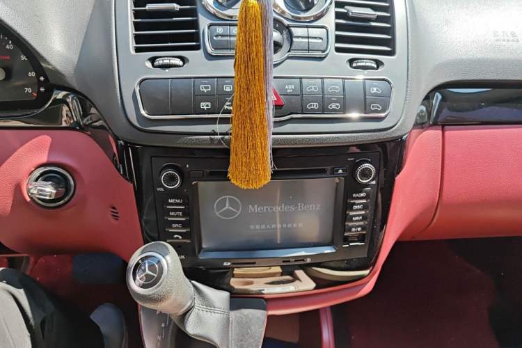 Used Mercedes-Benz Vito 2013 3.0L Elite Edition Audio And AC Panel