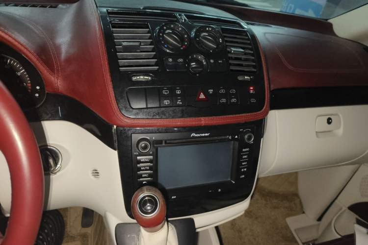Used Mercedes-Benz Vito 2013 3.0L Elite Edition Audio And AC Panel