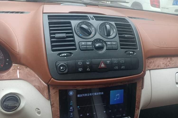 Used Mercedes-Benz Vito 2013 3.0L Elite Edition Audio And AC Panel