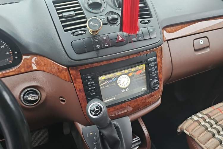 Used Mercedes-Benz Vito 2013 3.0L Elite Edition Audio And AC Panel
