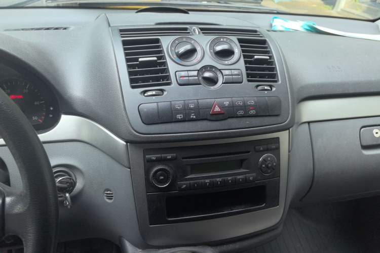 Used Mercedes-Benz Vito 2013 2.1T Elite Edition Audio And AC Panel