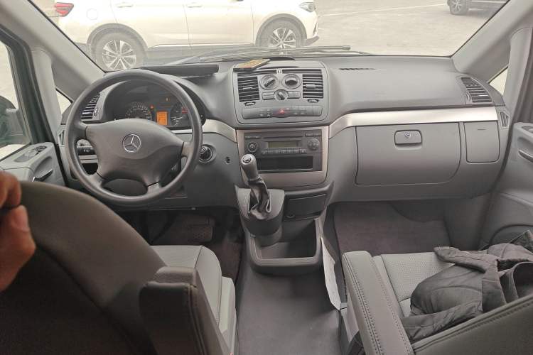 Used Mercedes-Benz Vito 2013 3.0L Business Edition Center Console