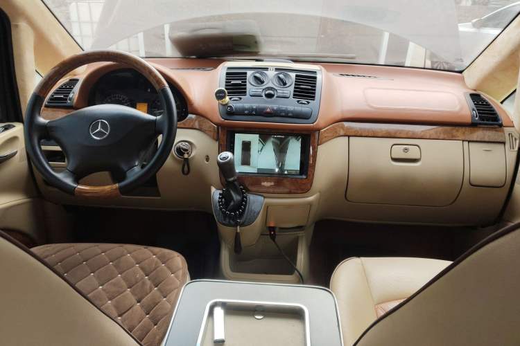 Used Mercedes-Benz Vito 2013 3.0L Elite Edition Center Console