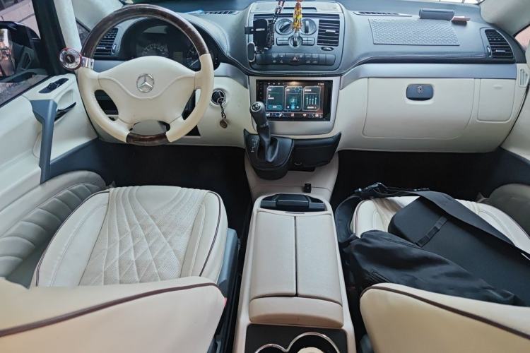 Used Mercedes-Benz Vito 2013 3.0L Elite Edition Center Console