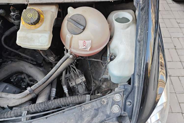 Used Mercedes-Benz Vito 2013 3.0L Elite Edition Engine Bay Left