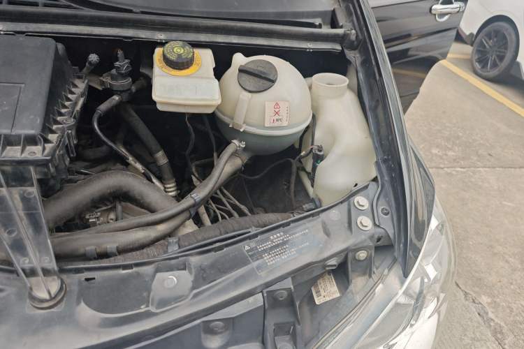 Used Mercedes-Benz Vito 2013 3.0L Elite Edition Engine Bay Left