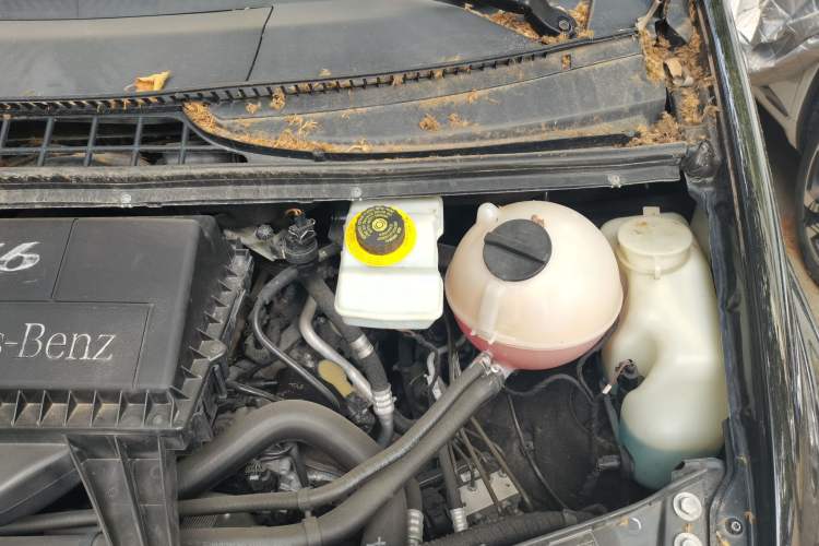 Used Mercedes-Benz Vito 2013 3.0L Elite Edition Engine Bay Left