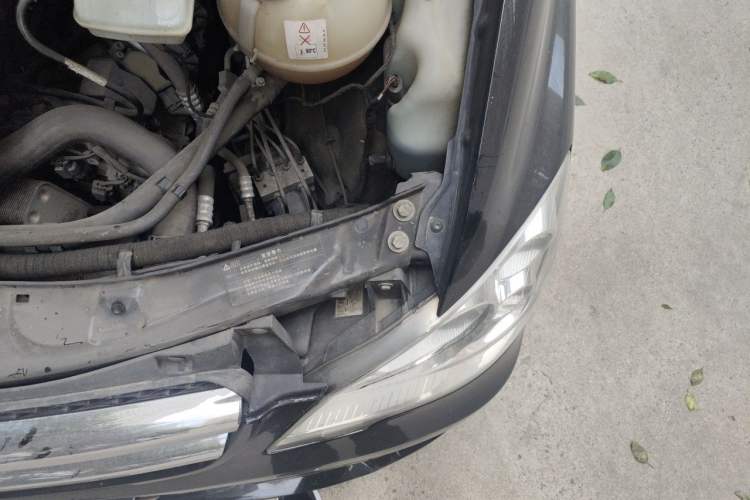 Used Mercedes-Benz Vito 2013 3.0L Elite Edition Engine Bay Left