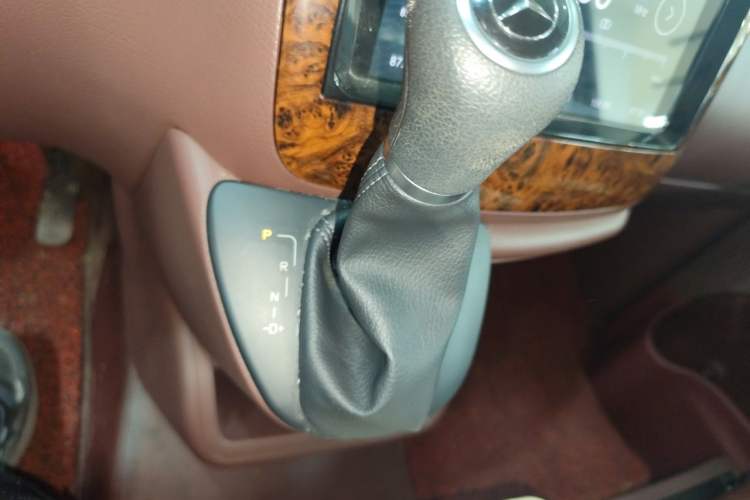 Used Mercedes-Benz Vito 2013 3.0L Elite Edition Gear Lever