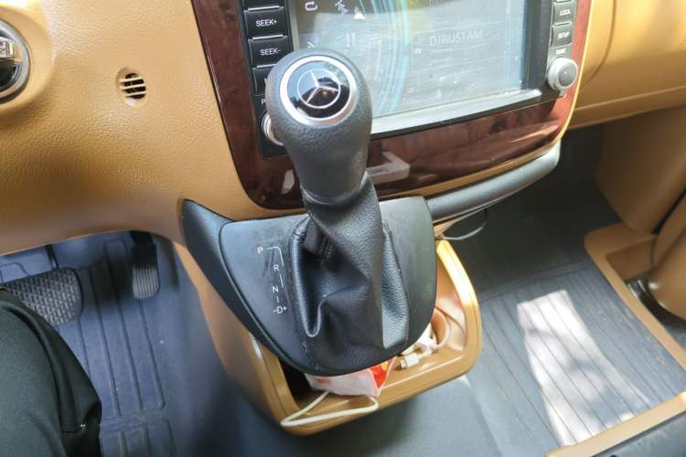 Used Mercedes-Benz Vito 2013 3.0L Elite Edition Gear Lever