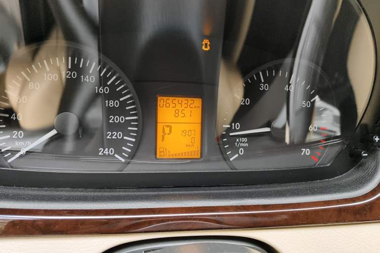 Used Mercedes-Benz Vito 2013 3.0L Elite Edition Odometer Close Up